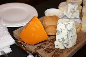 臭いチーズの定番！青かびチーズ（ブルーチーズ）とゴルゴンゾーラの特徴と違い