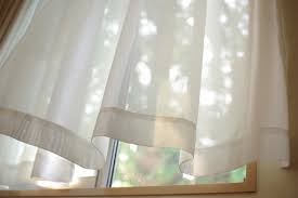 カーテンのカビの取りや折り目を保つ洗濯方法を解説！カーテンのクリーニングの料金相場は？