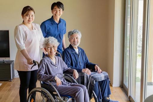 【ホームヘルパー監修】パーキンソン病の嚥下障害｜誤嚥性肺炎を防ぐ食事介助のコツ