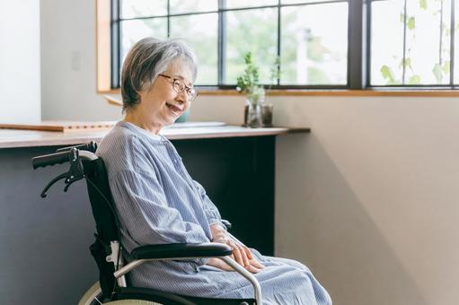 【ホームヘルパー監修】転倒予防のポイント！今日からできる部屋の片付けと運動