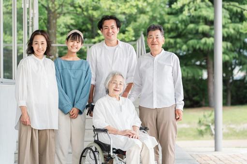 【ホームヘルパー監修】ご家族が「認知症かも」と思ったら？初期症状と対応のポイント