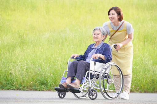 【ホームヘルパー監修】介護疲れが「もう限界」と感じた家族はどうする？心を守りながら続けるための専門的アドバイス