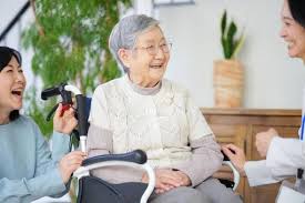 【ホームヘルパー監修】片麻痺の方の入浴方法｜右麻痺・左麻痺の違いと在宅介護で安全に入れるためのポイント