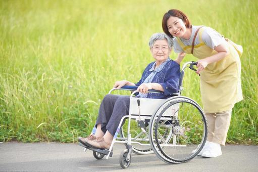 【ホームヘルパー監修】介護用ベッドの柵は誰に必要？特徴から考える安全な使い方と判断基準